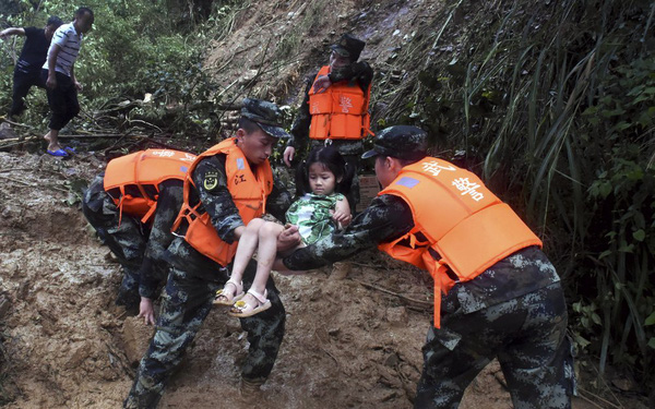 Trẻ em được giải cứu, riêng chó mèo lợn gà động vật hoang dã tự chạy trốn trong mưa lũ ở Trung Quốc - Ảnh 4.