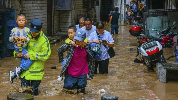 Trẻ em được giải cứu, riêng chó mèo lợn gà động vật hoang dã tự chạy trốn trong mưa lũ ở Trung Quốc - Ảnh 5.