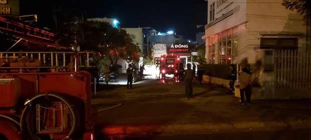 Cháy tại khách sạn 7 tầng, 2 xe máy bị thiêu rụi - Ảnh 1.