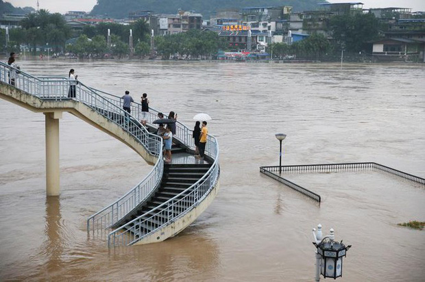 Lũ Trung Quốc: Mực nước 33 con sông chạm mốc kỉ lục, 141 người chết và mất tích - Ảnh 14.