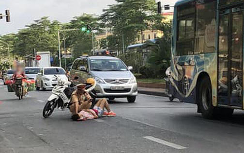 CSGT nhanh chóng sơ cứu người phụ nữ thoát khỏi cơn nguy hiểm vì tự ngã lúc đi xe đạp - Ảnh 1.