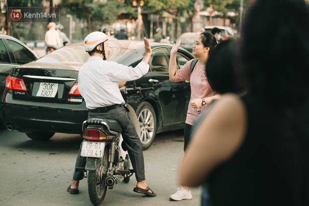 Loạt khoảnh khắc đẹp nhất mùa thi: Ánh mắt dõi theo của mẹ, cái ôm của bố cho đến dàn nhan sắc cực phẩm ai cũng xao xuyến - Ảnh 8.