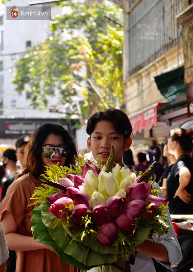 Loạt khoảnh khắc đẹp nhất mùa thi: Ánh mắt dõi theo của mẹ, cái ôm của bố cho đến dàn nhan sắc cực phẩm ai cũng xao xuyến - Ảnh 9.