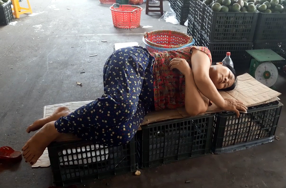 Cửu vạn chợ Long Biên chật vật mưu sinh dưới nắng nóng