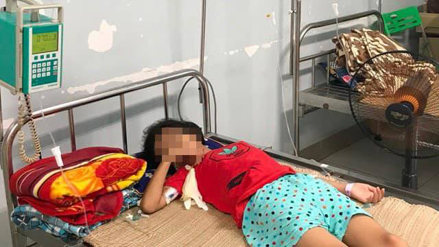 Bé gái 11 tuổi nguy kịch vì uống nhầm a-xít khi mua nước ở cổng trường - Ảnh 1.