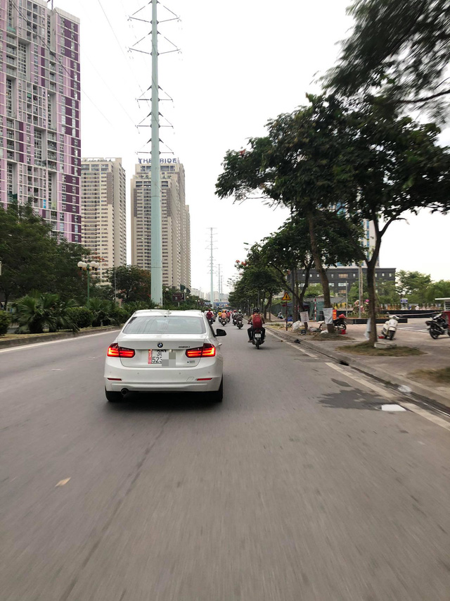 Nhiều xe ô tô dán bản đồ thiếu Hoàng Sa, Trường Sa “vô tư” lưu thông trong phố - Ảnh 2.