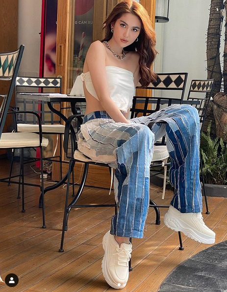 Chán hở trước, Ngọc Trinh lại diện mốt quần jeans hở toang hoác phía sau - Ảnh 7.