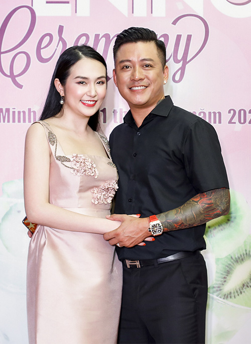 Tuấn Hưng nồng nàn bên vợ doanh nhân Hương Baby ở Sài Gòn - Ảnh 3.