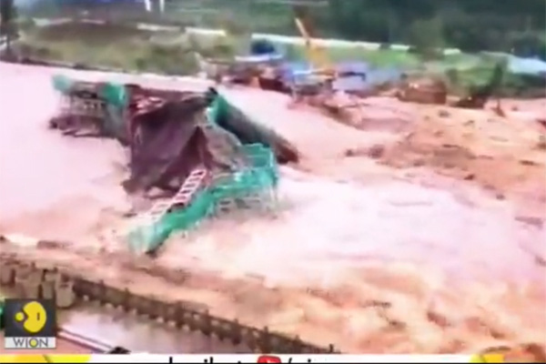Lũ lụt tồi tệ ở Trung Quốc: Một con đập bị vỡ, nguy cơ thảm họa khủng khiếp đe dọa giết chết hàng chục ngàn người - Ảnh 2.
