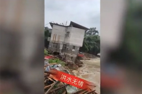 Lũ lụt tồi tệ ở Trung Quốc: Một con đập bị vỡ, nguy cơ thảm họa khủng khiếp đe dọa giết chết hàng chục ngàn người - Ảnh 3.