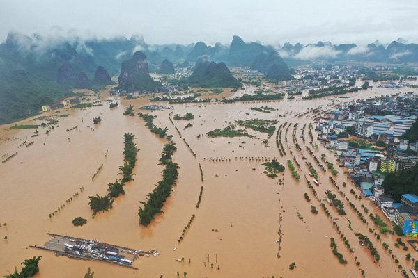 Lũ lụt tồi tệ ở Trung Quốc: Một con đập bị vỡ, nguy cơ thảm họa khủng khiếp đe dọa giết chết hàng chục ngàn người - Ảnh 6.
