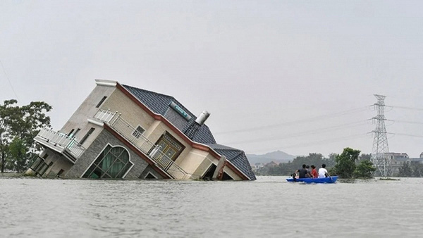 Lũ lụt tồi tệ ở Trung Quốc: Một con đập bị vỡ, nguy cơ thảm họa khủng khiếp đe dọa giết chết hàng chục ngàn người - Ảnh 8.