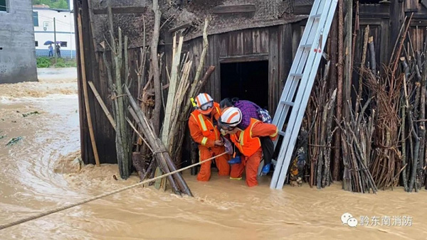 Tin mới nhất về lũ lụt tồi tệ ở Trung Quốc: Vỡ đê nước cuốn phăng hàng chục máy xúc, sông Trường Giang thiết lập đỉnh lũ mới  - Ảnh 2.