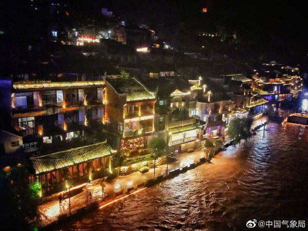 Tin mới nhất về lũ lụt tồi tệ ở Trung Quốc: Vỡ đê nước cuốn phăng hàng chục máy xúc, sông Trường Giang thiết lập đỉnh lũ mới  - Ảnh 7.