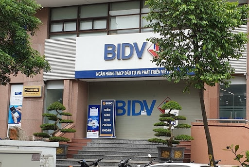 Hà Nội: Hai kẻ bịt mặt nổ súng cướp tiền tại chi nhánh ngân hàng BIDV - Ảnh 1.