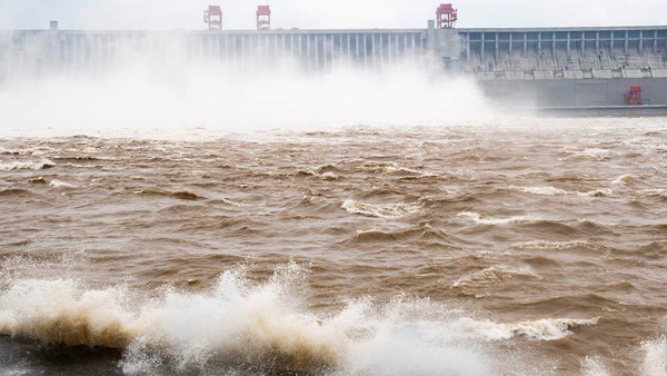 Tin mới nhất về lũ lụt tồi tệ ở Trung Quốc: Mưa không ngớt, đập lớn nhất thế giới oằn mình chịu sức ép - Ảnh 3.