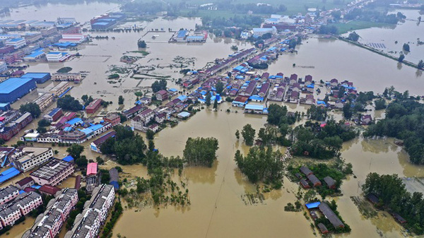 Tin mới nhất về lũ lụt tồi tệ ở Trung Quốc: Mưa không ngớt, đập lớn nhất thế giới oằn mình chịu sức ép - Ảnh 2.
