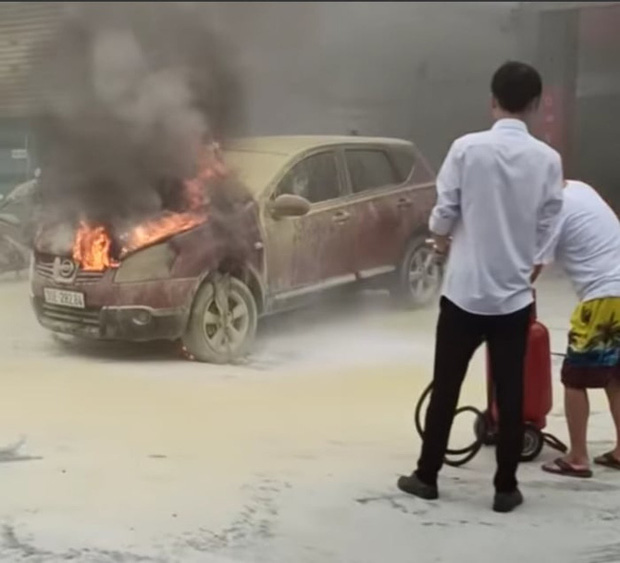 Hà Nội: Xe ô tô bất ngờ bốc cháy dữ dội đúng lúc đang lùi vào đổ xăng - Ảnh 3.