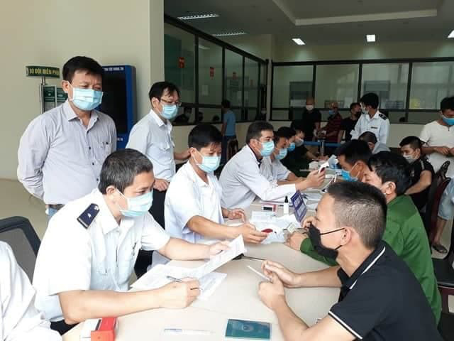 Quảng Bình: Gần 1.200 người về từ Đà Nẵng được cách ly, theo dõi y tế - Ảnh 1.