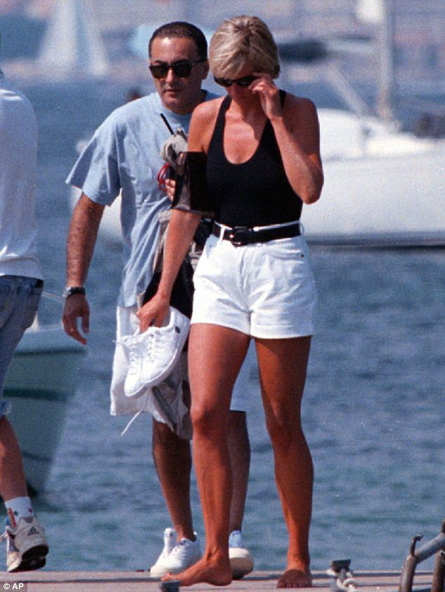 Điều ít biết về bức ảnh nhạy cảm trị giá 29 tỷ đồng của Công nương Diana cùng bạn trai, đây cũng là điềm báo gây ra vụ tai nạn thảm khốc - Ảnh 1.