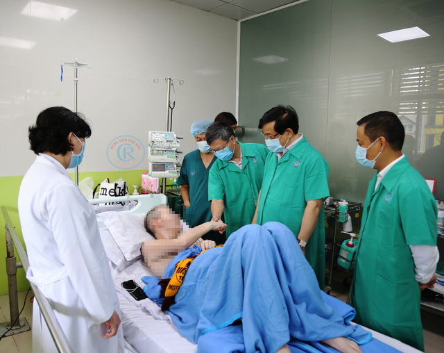 VIDEO: Bệnh nhân 91 nói cảm ơn bằng tiếng Việt, thử lực chân cùng bác sĩ - Ảnh 1.