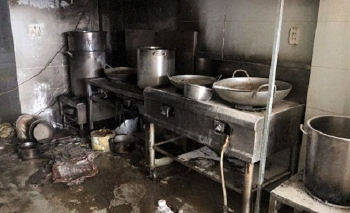 Cứu nhiều người già, trẻ em trong vụ cháy tại quán ăn ở phố Tây - Ảnh 2.