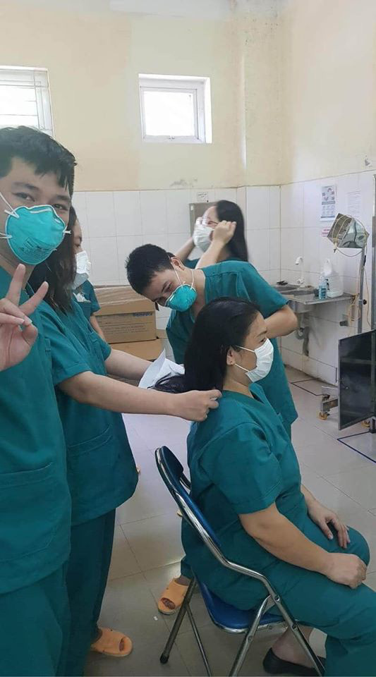 Nữ y bác sĩ Đà Nẵng cắt ngắn tóc để lên tuyến đầu chống dịch - Ảnh 2.
