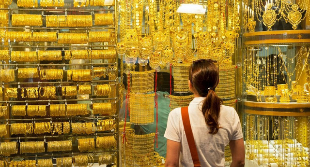 Vàng trong nước đắt hơn thế giới gần 3 triệu đồng - Ảnh 2.
