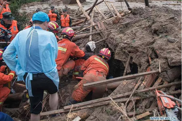 Tin lũ lụt mới nhất ở Trung Quốc: Người lính cứu hỏa khốn khổ dìm chân trong nước 30 tiếng đồng hồ liên tục - Ảnh 2.