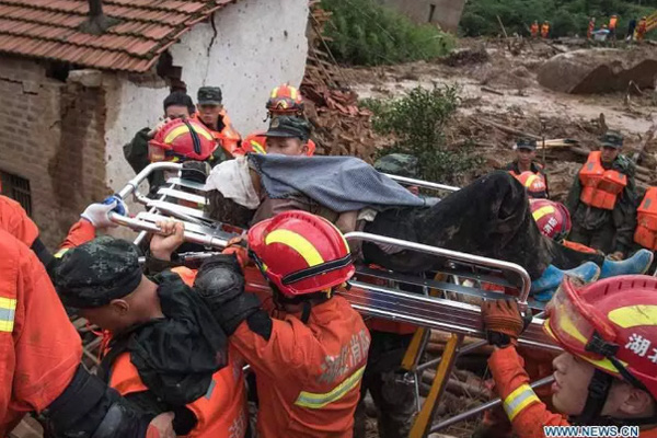 Tin lũ lụt mới nhất ở Trung Quốc: Người lính cứu hỏa khốn khổ dìm chân trong nước 30 tiếng đồng hồ liên tục - Ảnh 3.
