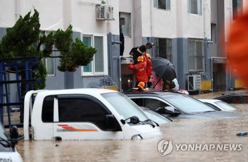Hàng trăm ngôi nhà, ôtô ở Hàn Quốc ngụp lặn trong nước - Ảnh 1.
