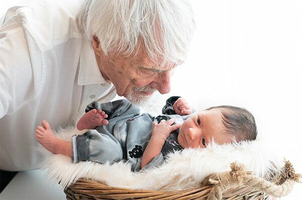 Tỷ phú 89 tuổi khoe con trai mới sinh - Ảnh 3.