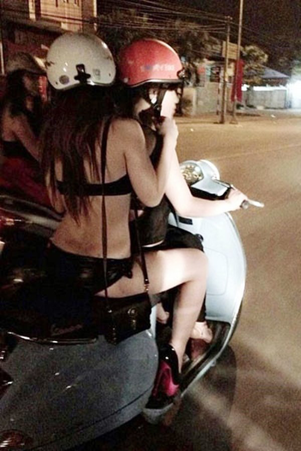 Kiều nữ mặc đồ như không mặc khi đi mua ô tô, phần trên xuyên thấu phần dưới chẳng có gì khiến ai cũng ngỡ ngàng - Ảnh 7. Kiều nữ mặc đồ như không mặc khi đi mua ô tô, phần trên xuyên thấu phần dưới chẳng có gì khiến ai cũng ngỡ ngàng - Ảnh 7.