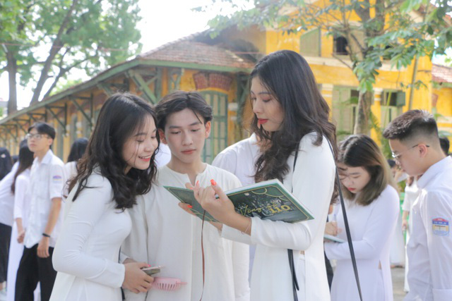  Vẻ đẹp tinh khôi của nữ sinh trường Chu Văn An trong ngày bế giảng  - Ảnh 11.
