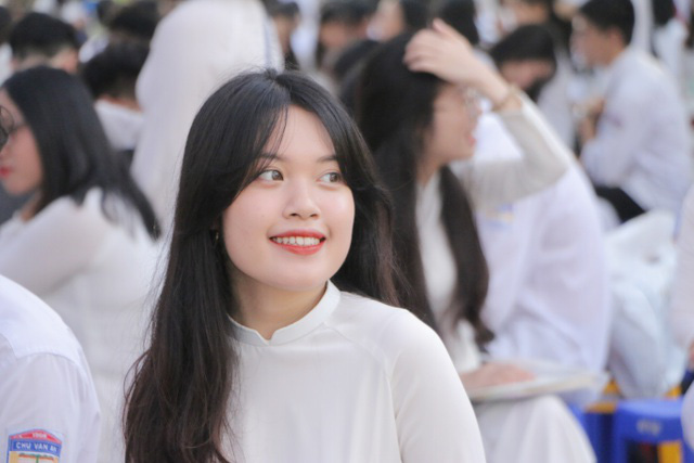  Vẻ đẹp tinh khôi của nữ sinh trường Chu Văn An trong ngày bế giảng  - Ảnh 12.
