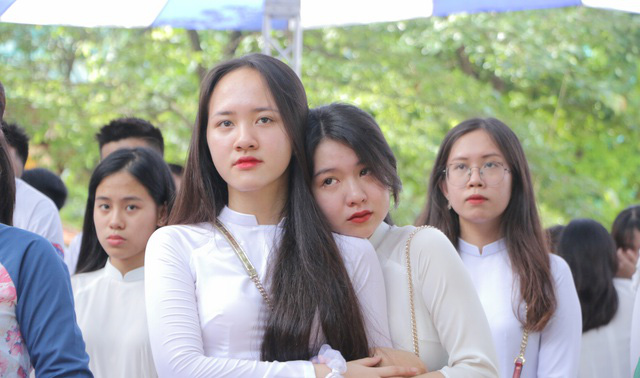  Vẻ đẹp tinh khôi của nữ sinh trường Chu Văn An trong ngày bế giảng  - Ảnh 13.