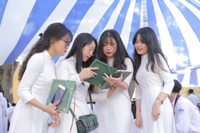  Vẻ đẹp tinh khôi của nữ sinh trường Chu Văn An trong ngày bế giảng  - Ảnh 15.