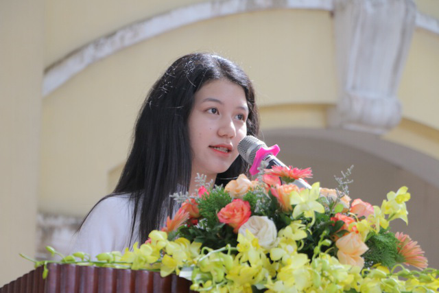  Vẻ đẹp tinh khôi của nữ sinh trường Chu Văn An trong ngày bế giảng  - Ảnh 3.