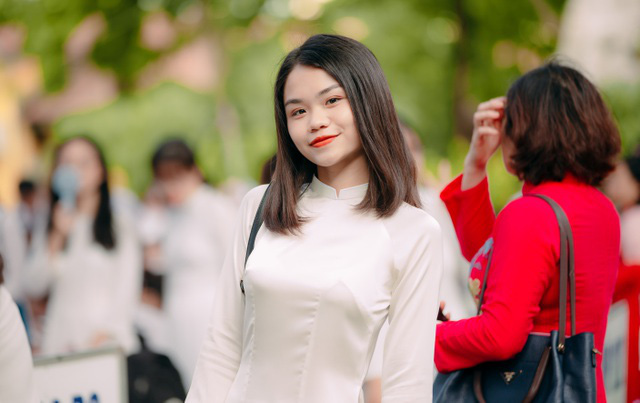  Vẻ đẹp tinh khôi của nữ sinh trường Chu Văn An trong ngày bế giảng  - Ảnh 9.