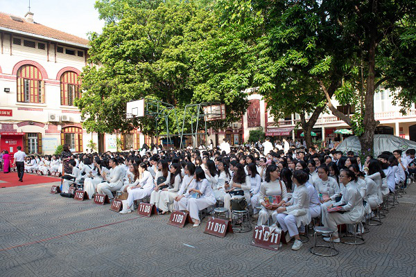 Nữ sinh lớp 12 Thủ đô nghẹn ngào khóc trong ngày chia tay mái trường - Ảnh 1.