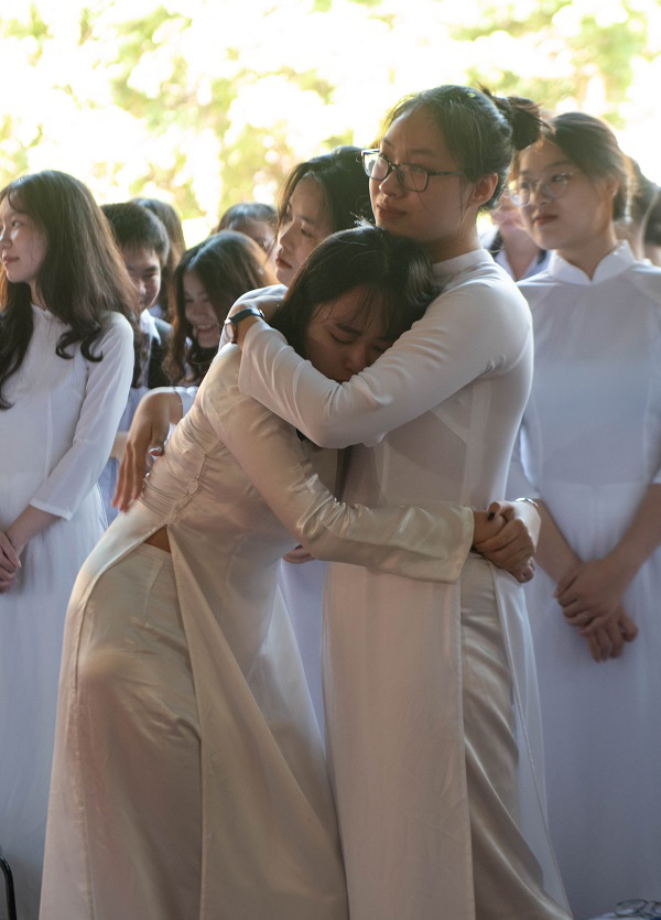 Nữ sinh lớp 12 Thủ đô nghẹn ngào khóc trong ngày chia tay mái trường - Ảnh 7.