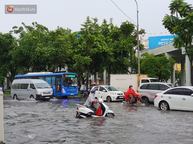 TP.HCM: Sáng nắng gắt, chiều mưa lớn kinh hoàng khiến người dân ướt sũng, bì bõm dắt xe lội nước - Ảnh 1.