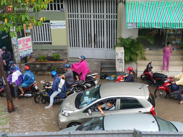 TP.HCM: Sáng nắng gắt, chiều mưa lớn kinh hoàng khiến người dân ướt sũng, bì bõm dắt xe lội nước - Ảnh 14.