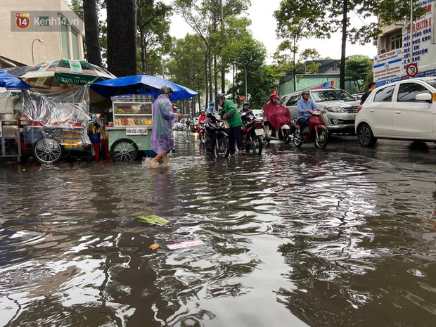 TP.HCM: Sáng nắng gắt, chiều mưa lớn kinh hoàng khiến người dân ướt sũng, bì bõm dắt xe lội nước - Ảnh 22.