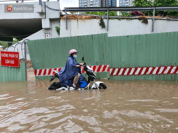 TP.HCM: Sáng nắng gắt, chiều mưa lớn kinh hoàng khiến người dân ướt sũng, bì bõm dắt xe lội nước - Ảnh 6.