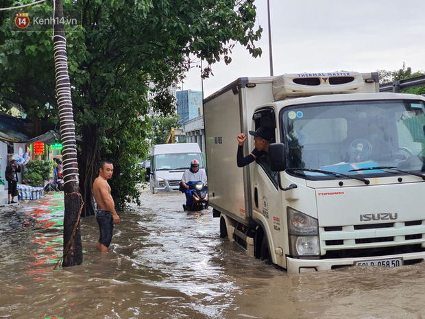 TP.HCM: Sáng nắng gắt, chiều mưa lớn kinh hoàng khiến người dân ướt sũng, bì bõm dắt xe lội nước - Ảnh 9.