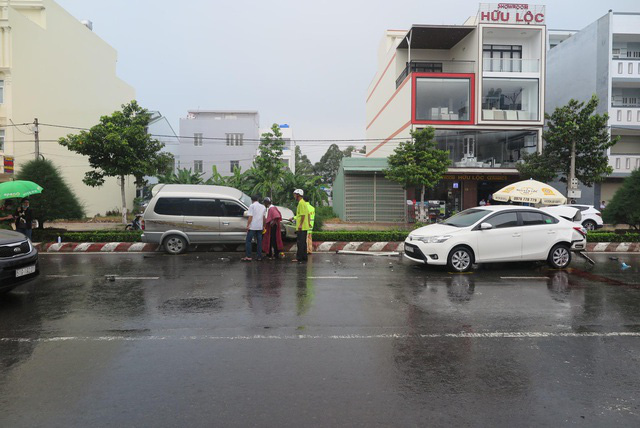  Nhân viên rửa xe lùi ô tô cán chết một thiếu niên, tông trúng xe biển xanh  - Ảnh 2.