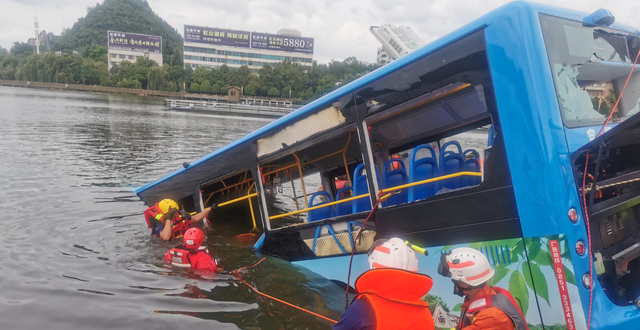 Xe buýt chở học sinh đi thi lao xuống hồ ở Trung Quốc, 21 người chết - Ảnh 1.
