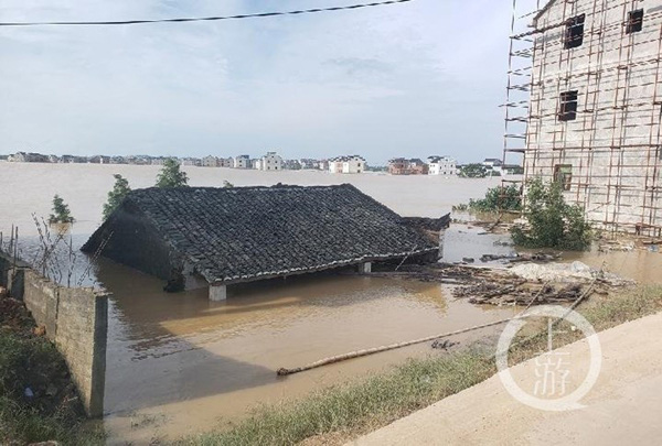 Lũ lụt tồi tệ ở Trung Quốc: Mưa dữ dội làm vỡ bờ hồ lớn nhất thế giới, người dân khóc ròng vì mất tất cả - Ảnh 3.