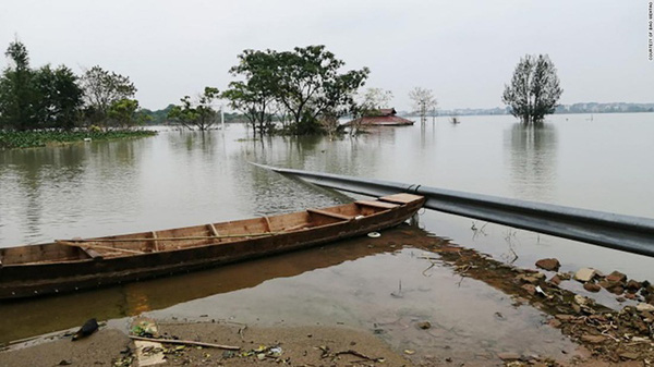 Lũ lụt tồi tệ ở Trung Quốc: Mưa dữ dội làm vỡ bờ hồ lớn nhất thế giới, người dân khóc ròng vì mất tất cả - Ảnh 2.